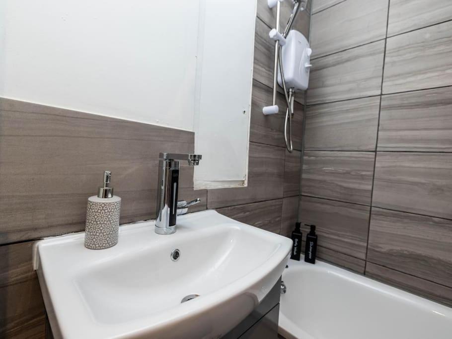 1 Bedroom-Sofabed-Worktable-4-Wifi-Parking London Exterior foto