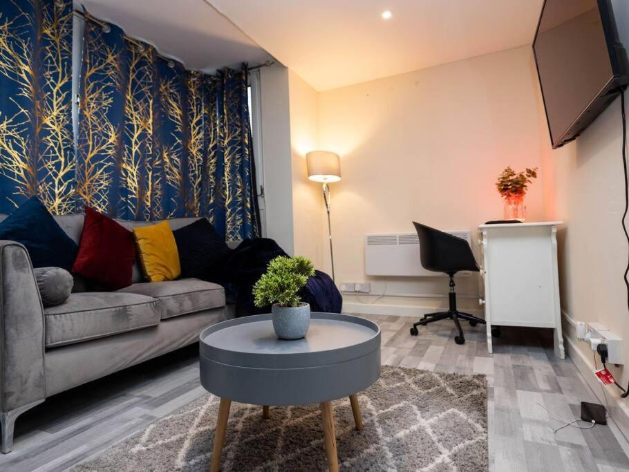 1 Bedroom-Sofabed-Worktable-4-Wifi-Parking London Exterior foto
